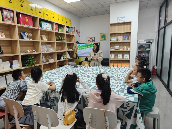 小学生红色故事分享照片.jpg