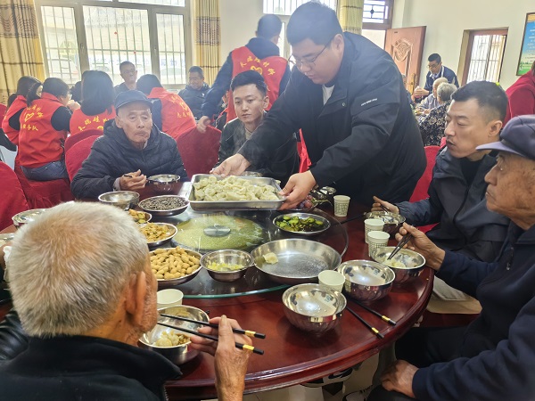 1761613627617565.jpeg 吃饺子2.jpg